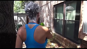 Deauxma Gets A Sudsy Shampoo And A Mind-blowing Blowjob