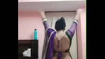 Voluptuous Pooja Bhabhi’s Sizzling Seductive Moves