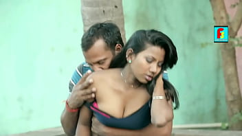 Sizzling Desi Cleavage That Demands Attention