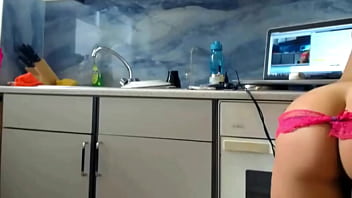 Hot Babe Gets Wild And Squirts On Live Cam