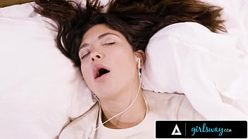 Jane Wilde’s Solo Session: A Petite Brunette’s Intense Clit Vibrator Orgasm
