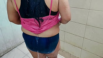 Sizzling Newlywed Desi Bhabi’s Naked Bath Time