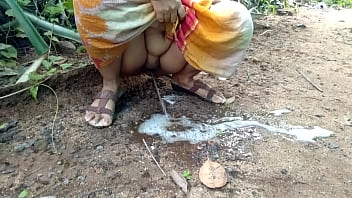 Desi Aunty’s Wild Outdoor Pissing Show You Can’t Miss