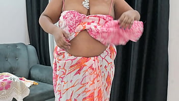 Sizzling Indian Bhabhi’s Voluptuous Curves
