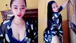 Gadis Cantik Meremas Payudara Dengan Bra Biru Yang Menggoda