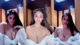 Kylie Dengan Kaos Ketat Putih Yang Menggoda
