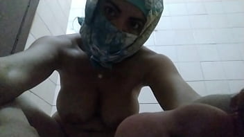 Seductive Arab Mother In Hijab Reveals Her Feet, Indulges In Creamy Foot Fetish Play And Squirts On Her Toes In Iran
