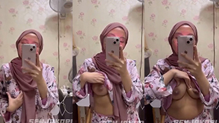 Hijab Genit Pamer Payudara Di Depan Cermin