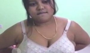 Pertunjukan Telanjang Sensual Dari Wanita India Di Kamera