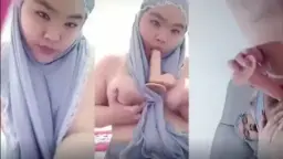 Wanita Berkerudung Abu-abu Telanjang Memuaskan Diri