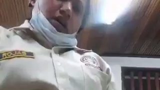 Wanita Satgas Corona Merangsang Memeknya