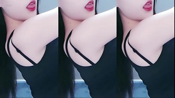 Chinese Girl Shaking Her Ass In A Horny Dance