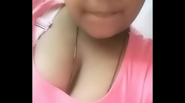 Desi Babe Flaunts Her Massive Tits Live On Cam