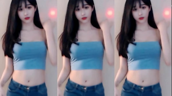 Chinese Girls Fade In The Dance