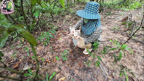 Thai Girl Pees In The Woods Then Flashes Her Pussy By The Roadside In 4k