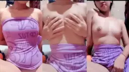 Gadis Sekolah Seksi Pamer Tubuh Menggoda