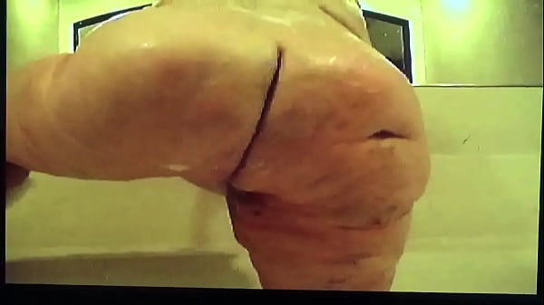 Bubble Butt In The Hot Tub