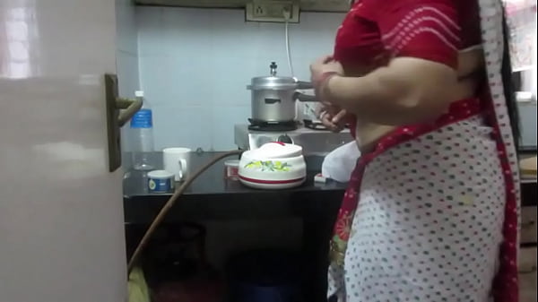 Leena Bhabhi’s Sizzling Navel Tease: A Housewife’s Secret Desires
