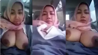 Goyangan Maut Berjilbab Di Dalam Mobil Ojol