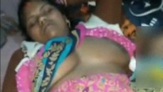 Video Gadis Desi Lokal Memuaskan Diri Dengan Sari Yang Terbuka