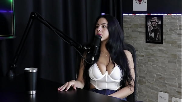 Excluída Pela Família, Ela Entrou De Cabeça No Pornô Online, Aí Mandaram Ela Enfiar Uma Garrafa Na Buceta E Usar O Vibrador.