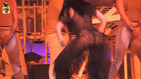 Rihanna’s Juicy Ass Shaking Live And Ready To Fuck, So Hot It Makes You Hard