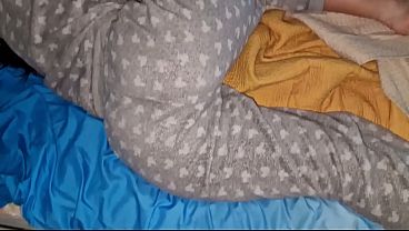Me Encuentro A La Zorra De Mi Hermano En Mi Cama, La Despierto A Cogidas Y Le Lleno El Culo De Leche Sin Forro.