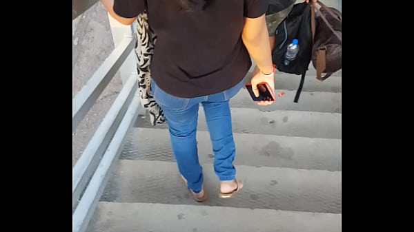Hot Indian Babe Flaunts Her Juicy Curves In A Sexy Item Number