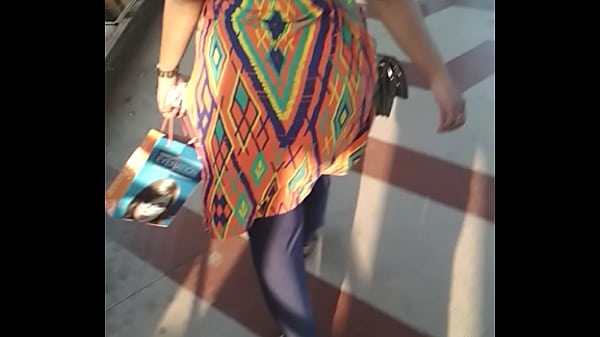 Big Indian Aunty’s Fat Ass Swaying While She Walks