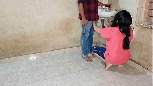भाभी ने जवान प्लंबर से अपनी चूत की भूख मिटाई! गरम हिंदी आवाज़ में Xxx प्लंबर सेक्स