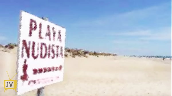 En La Playa Nudista Con Mi Familia, Todos Mirando Mis Tetas Y Mi Culo Mojado.